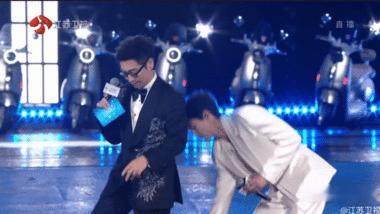 王鹤棣帮主持人清理脚下被缠住的彩带王鹤棣帮主持人清理脚下的彩带 王鹤棣帮主持人清