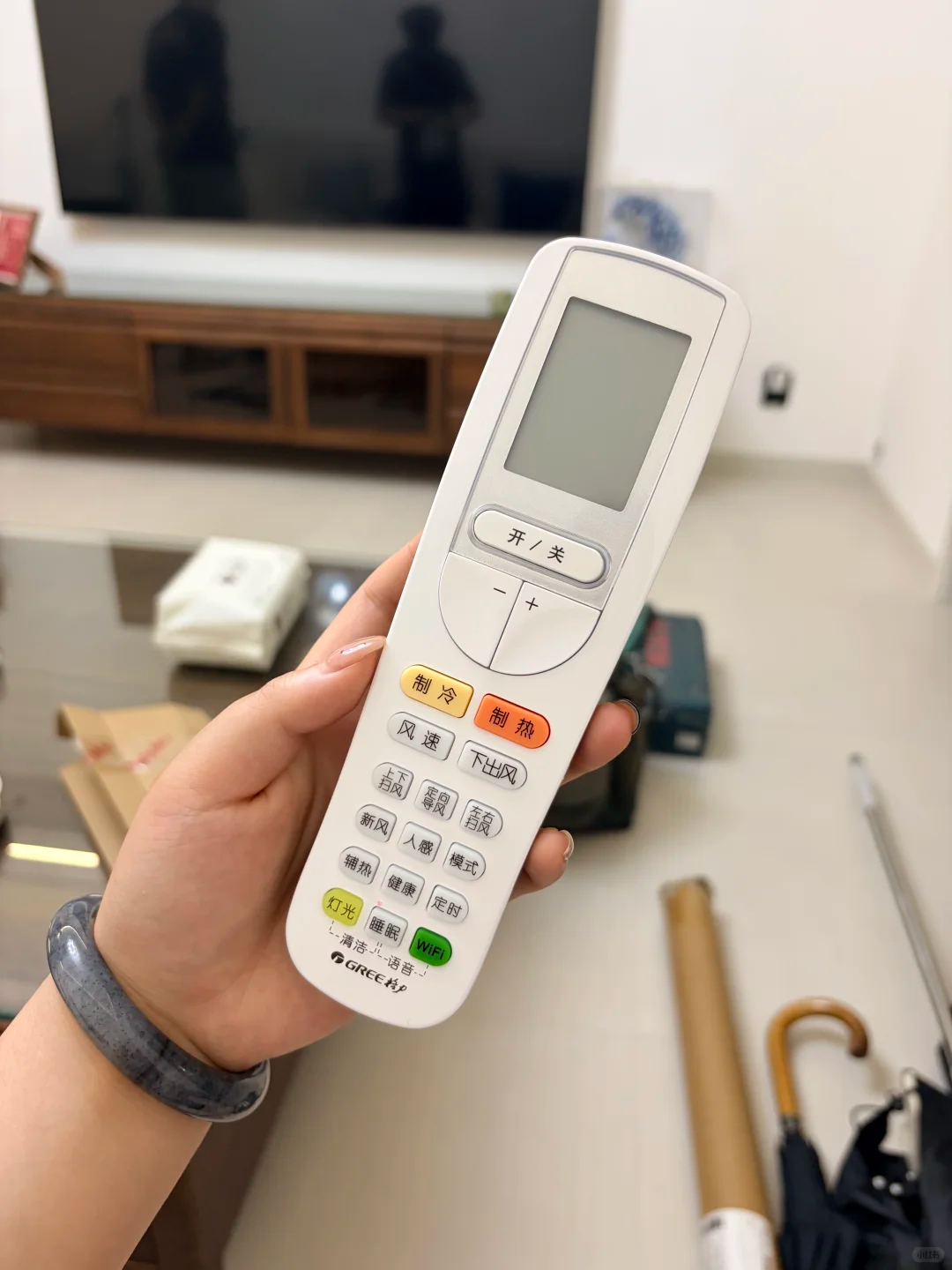 买空调会关注细节吗格力遥控器里有黄金 家里那台格力空调用了快八年，遥控器摔过好几