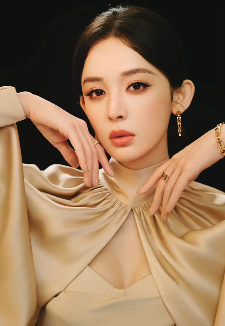 李昀锐娜扎养眼组合 李昀锐深蓝西装，娜扎黑色绸缎套装，两人站在一起确实太养眼了。