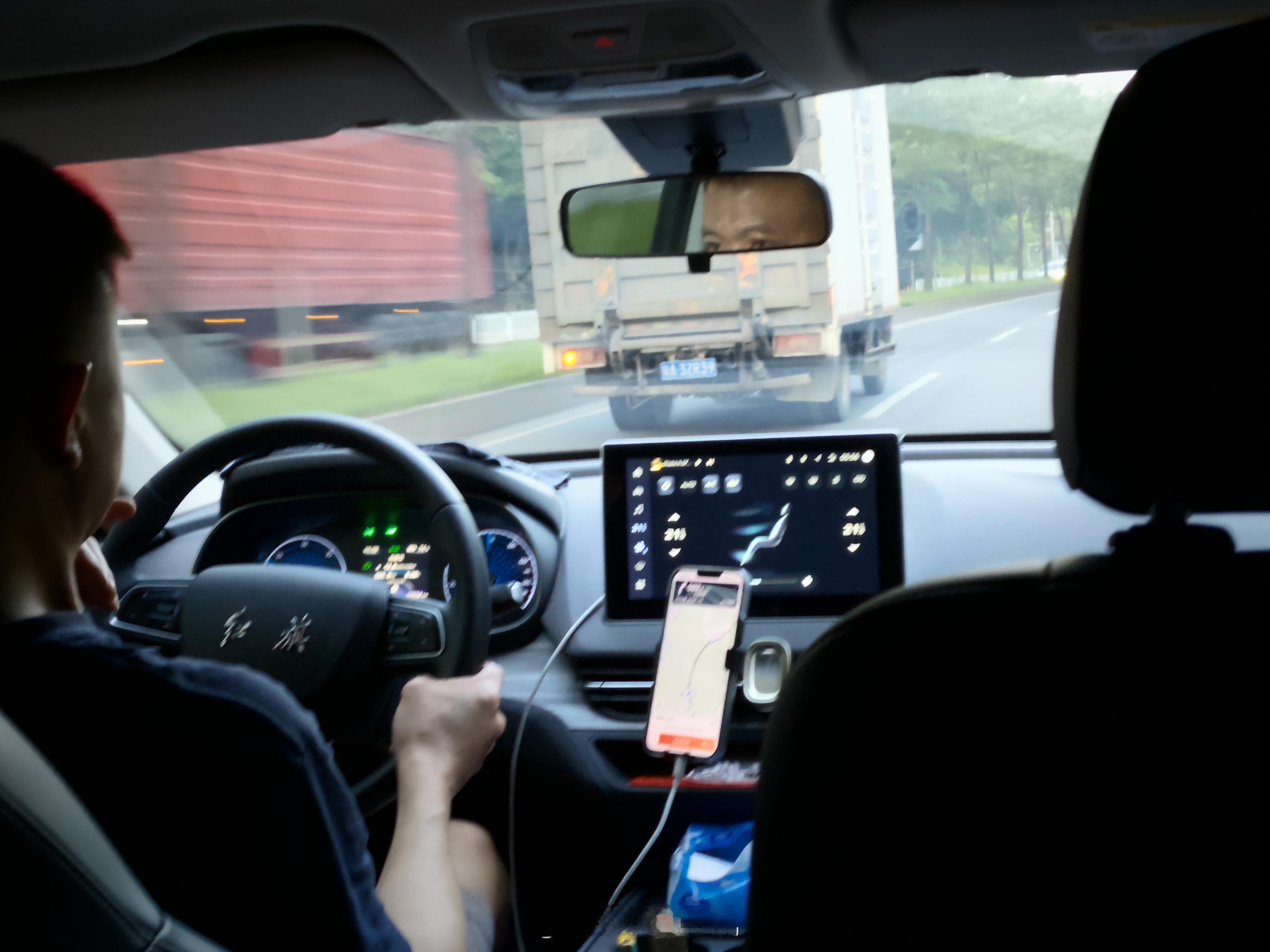 深夜打车，比起担心 Robotaxi 没司机，更让社会担心是女性安全问题。以前经