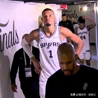 NBA总决赛在上演CBA夺冠戏码，尼克斯2-0马刺回主场，唐斯四次犯规时，马刺依