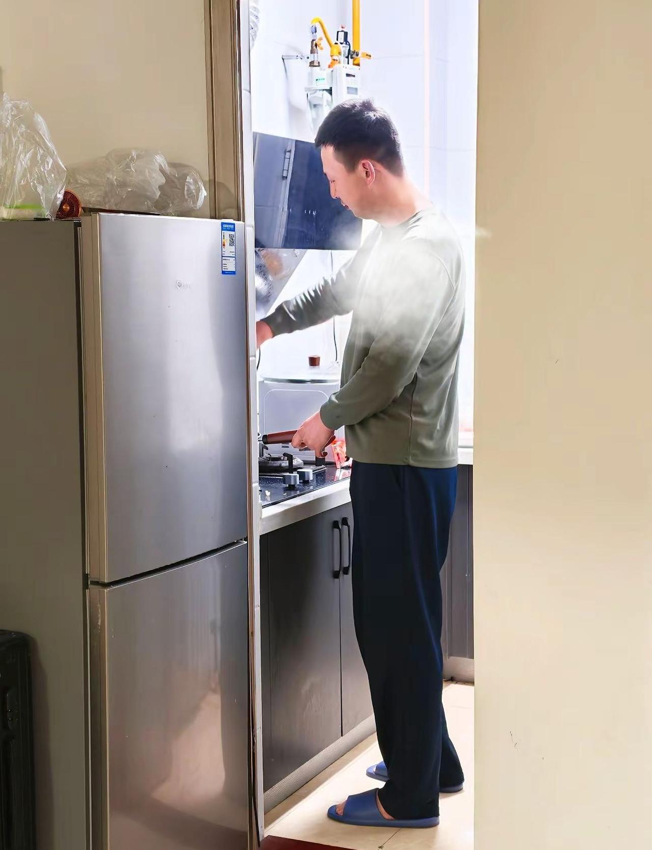 比起休假，我更喜欢在家属院的日子，在家属院实现了，我们每天都见面，不管他多晚下班