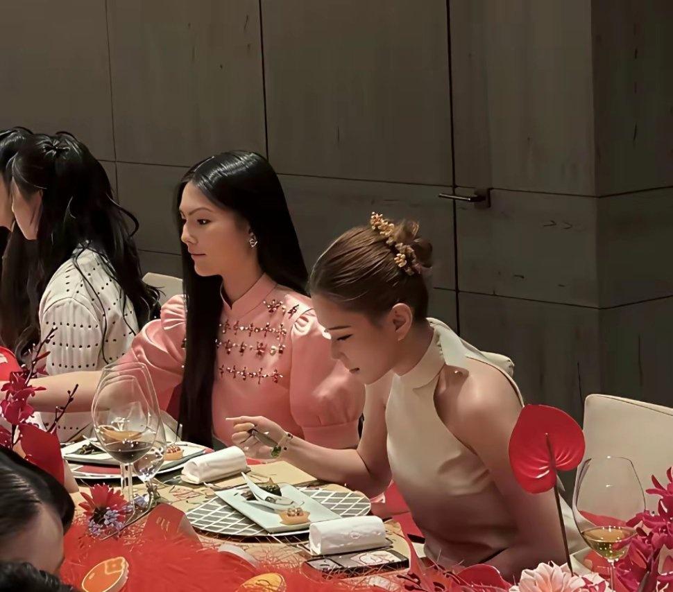 王诗龄出席糖心旦晚宴，很尴尬！在一众真名媛里氛围怪怪的，刻意与何超莲挨着坐却直接