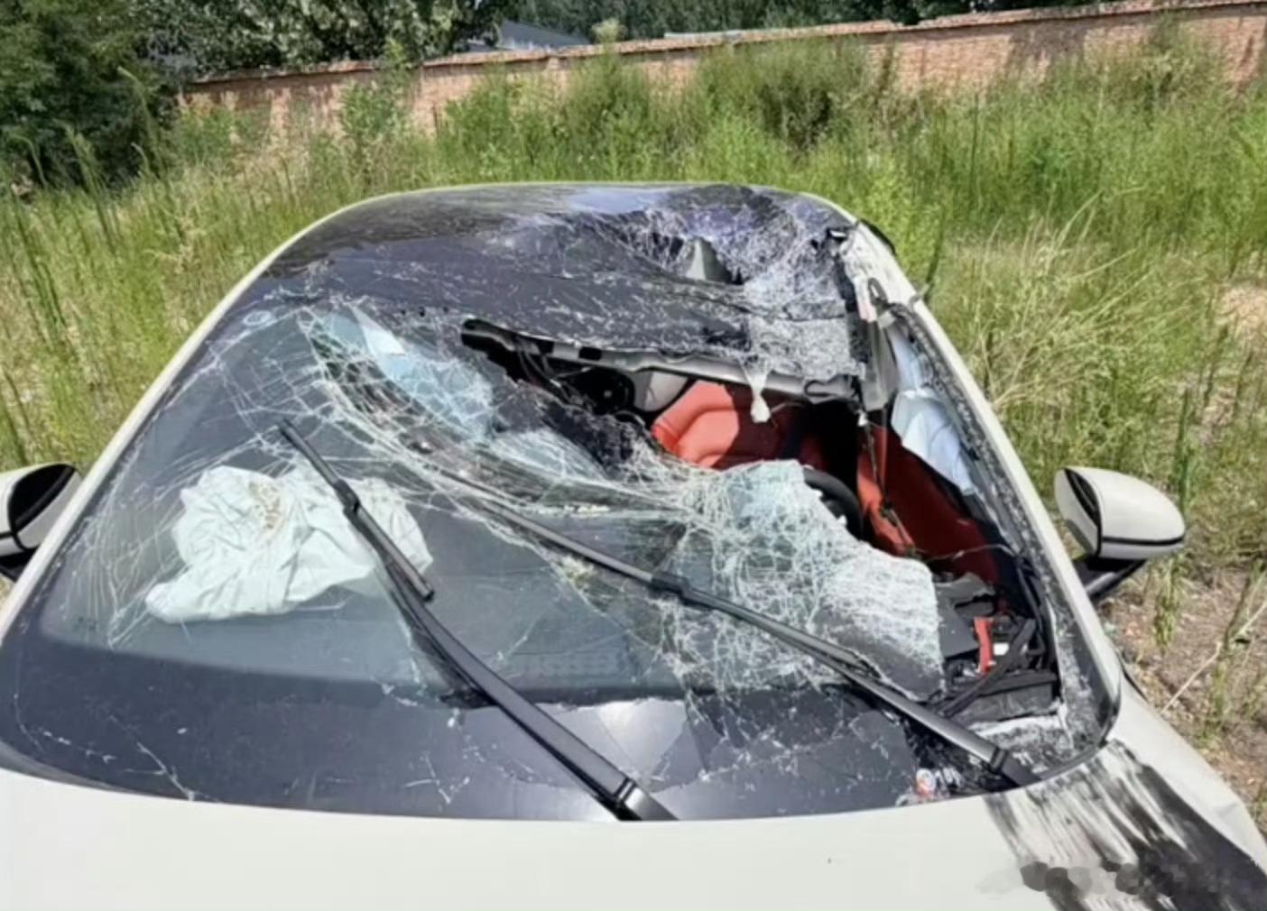 110km/h的高速撞击，一个巨大的轮胎迎面飞来，这种场景放到现实里，绝对不是普