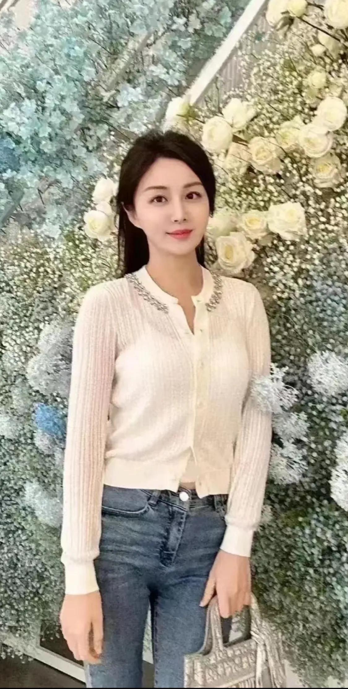 男人一旦脸皮厚，撩妹就会所向披靡。

遇到时尚漂亮的妹子，不管三七二十一，上去就