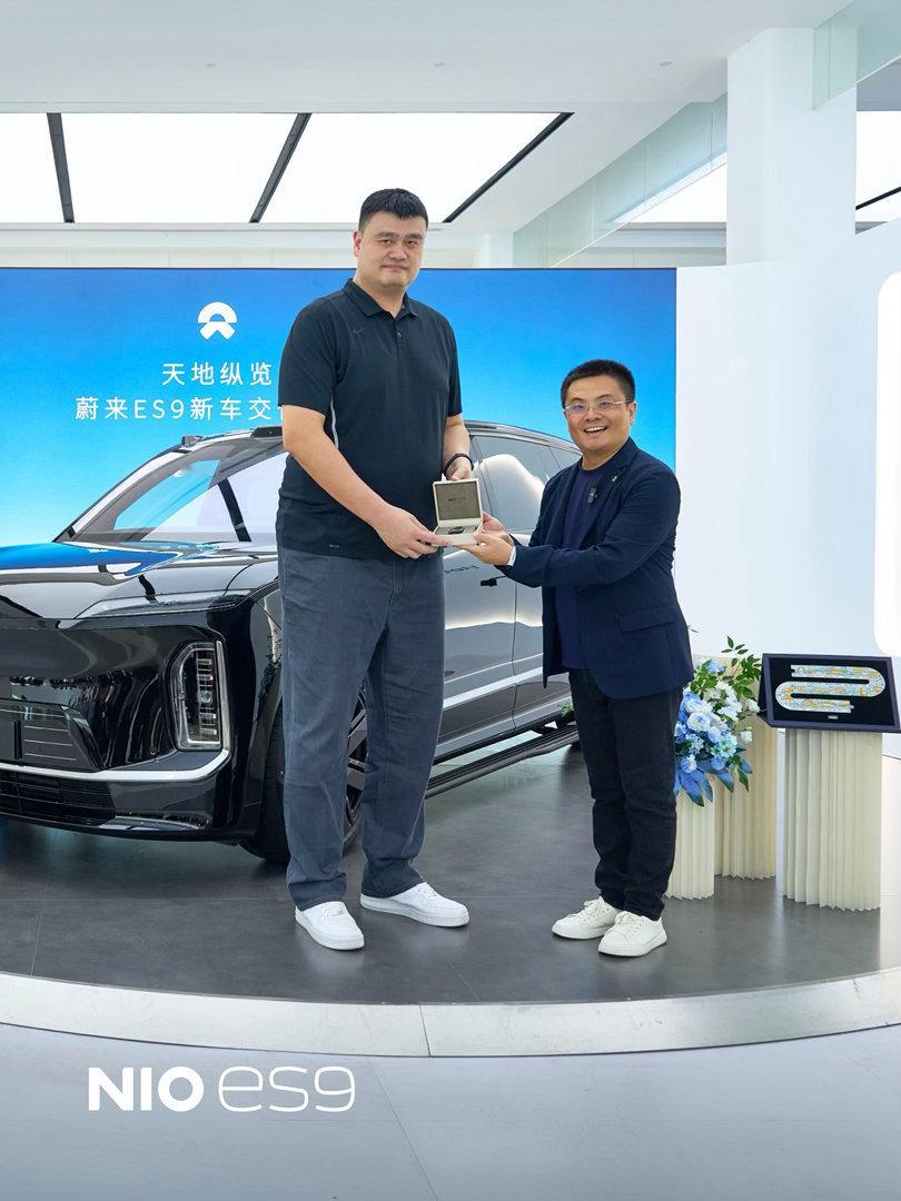 有谁有姚明在这个车里面的那个照片啊？发来看看我怎么感觉这个车还是小呀，他坐进去能