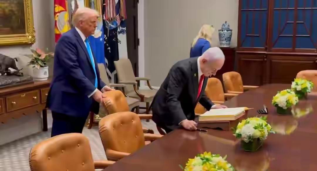 有人怀疑，内塔尼亚胡掌握了特朗普的秘密！
很多人都好奇，为何特朗普对内塔尼亚胡言