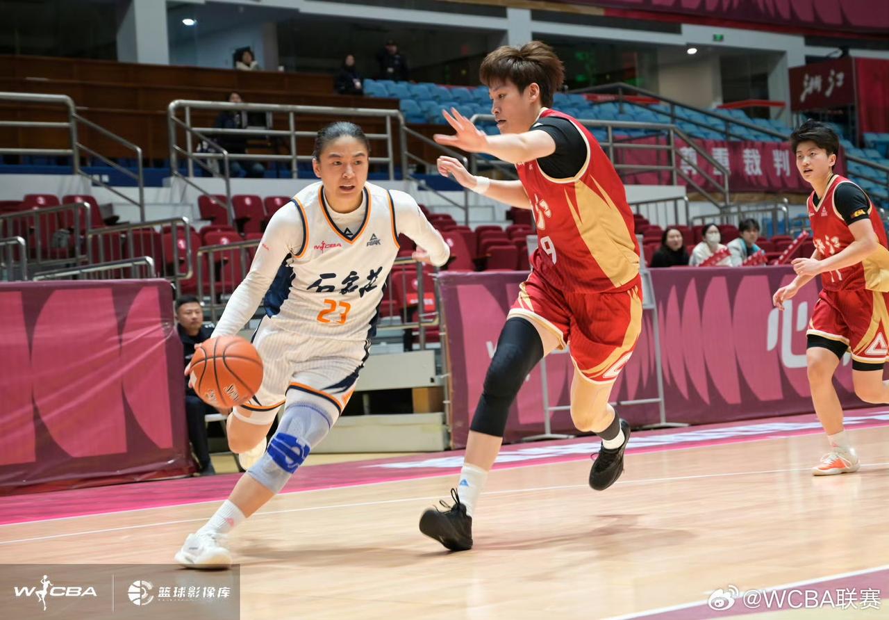 看看明天开始的WCBA俱乐部杯的规则👇

因为有三个小组，所以首先是小组内单循