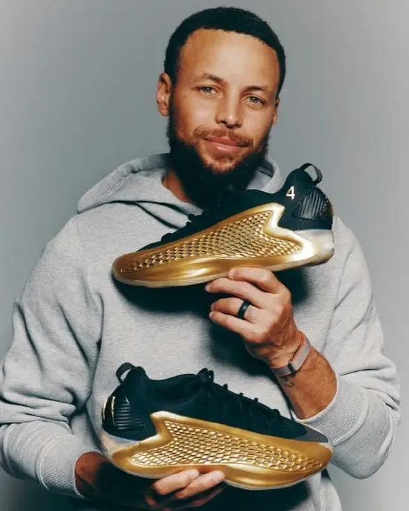 库里要在苏富比举办一次乱穿鞋时期的拍卖会，把他这个赛季穿的球鞋拍卖款项都捐给EL