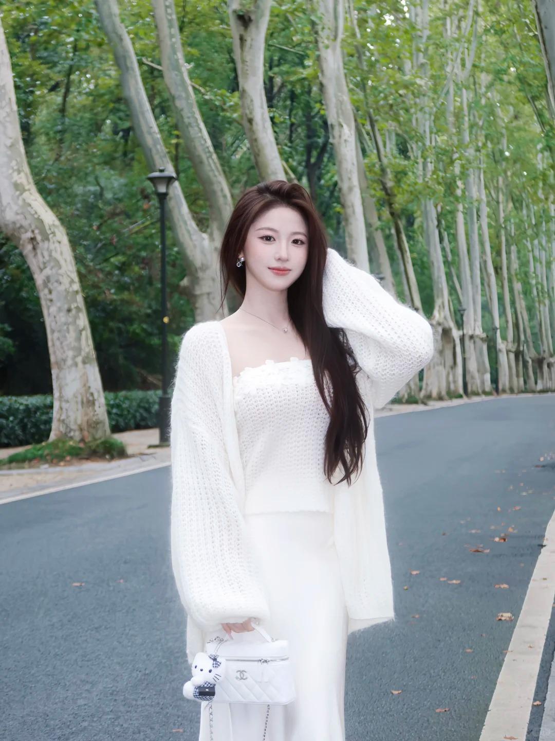 江苏时尚模特少女，气质是清冷疏离与温柔包容的共生体，不热烈、不浓烈，却让人一眼难