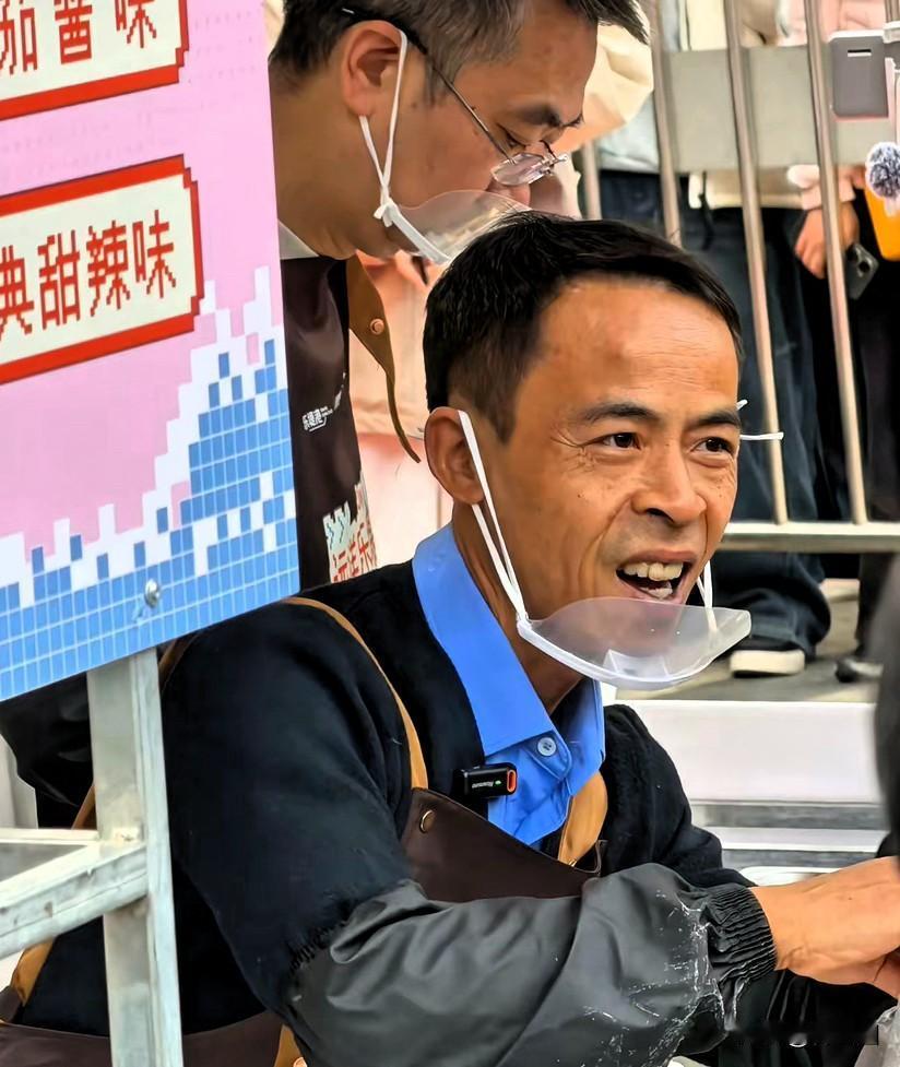 网红“鸡排哥”发飙，

坚决反对黄牛排队。

很好奇他的鸡排真的很好吃吗？

为