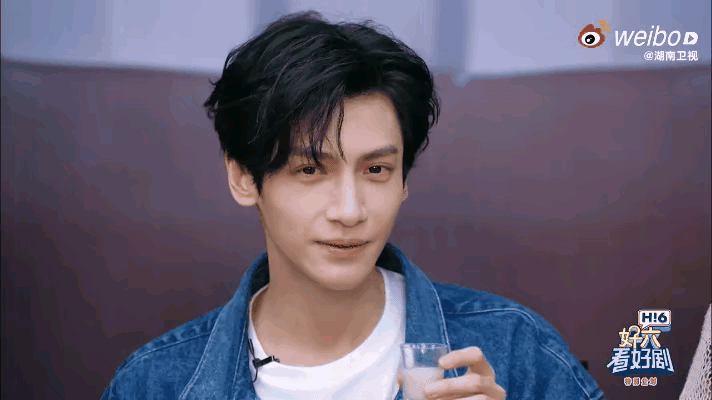 他好瘦啊？胖一点会更好看
但是演员要瘦才能更好看
觉的他胖一点就更完美了