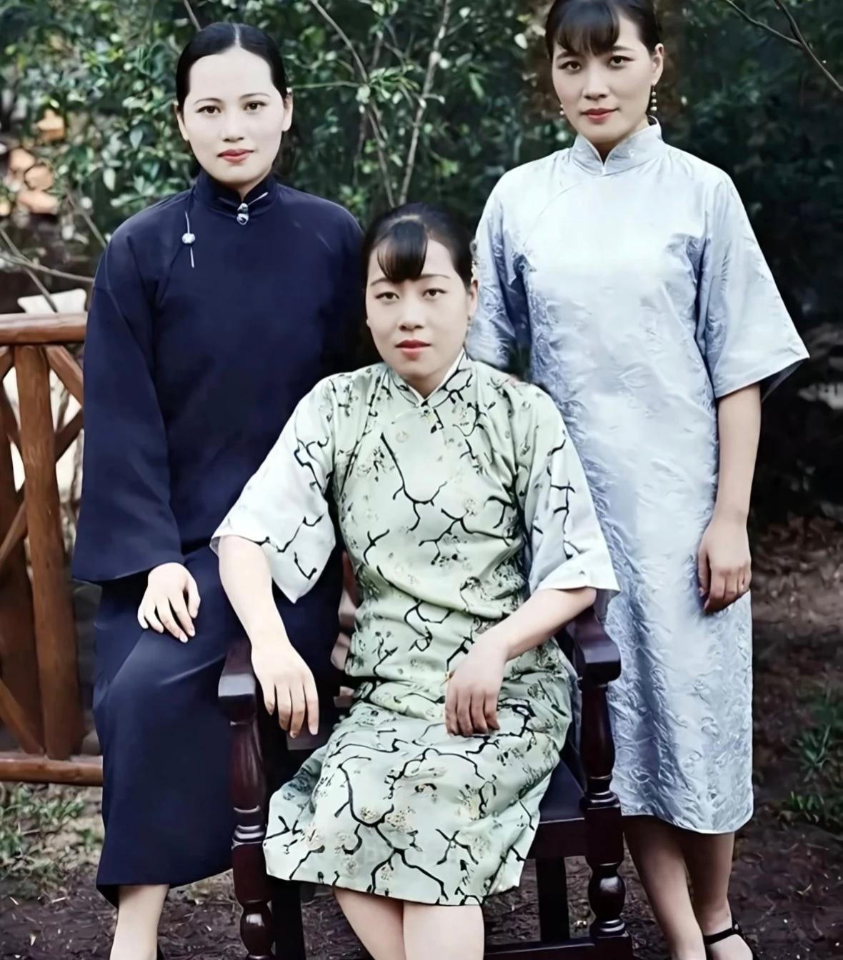 老照片，记录历史瞬间宋氏三姐妹从穿着打扮上就能看出分成两大阵菅！老大老三喜欢浅色