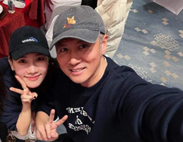 任重夫妻乌镇度假！孙骁骁被老公粉丝挤开，挺孕肚抿嘴瞪眼好尴尬