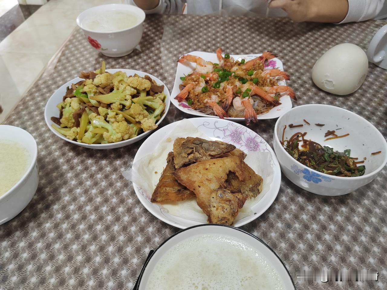 昨天晚上去侄子家吃饭的时候，侄子做了一道蒜蓉粉丝大虾，老婆说很好吃，让我今天做给
