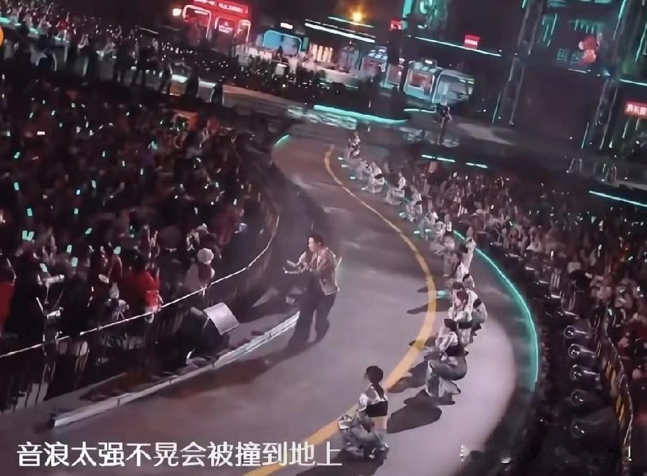 说实话，芒果台真是邓超的贵人。

跑男虽然让邓超火了好几年，但是那几年他的观众缘