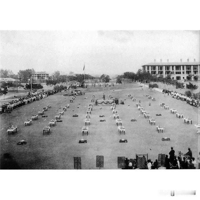 1925年，广东岭南大学（现中山大学）圣诞全校大公宴，1925年。 应该选好专业