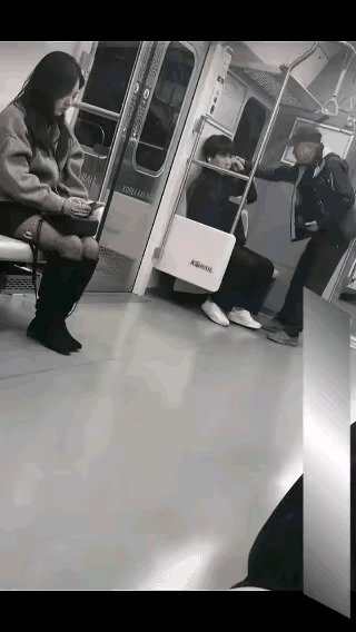 地铁上，一个年轻小伙上了一天班，疲惫地坐在座位上，听着歌曲解困，正在享受难得的清