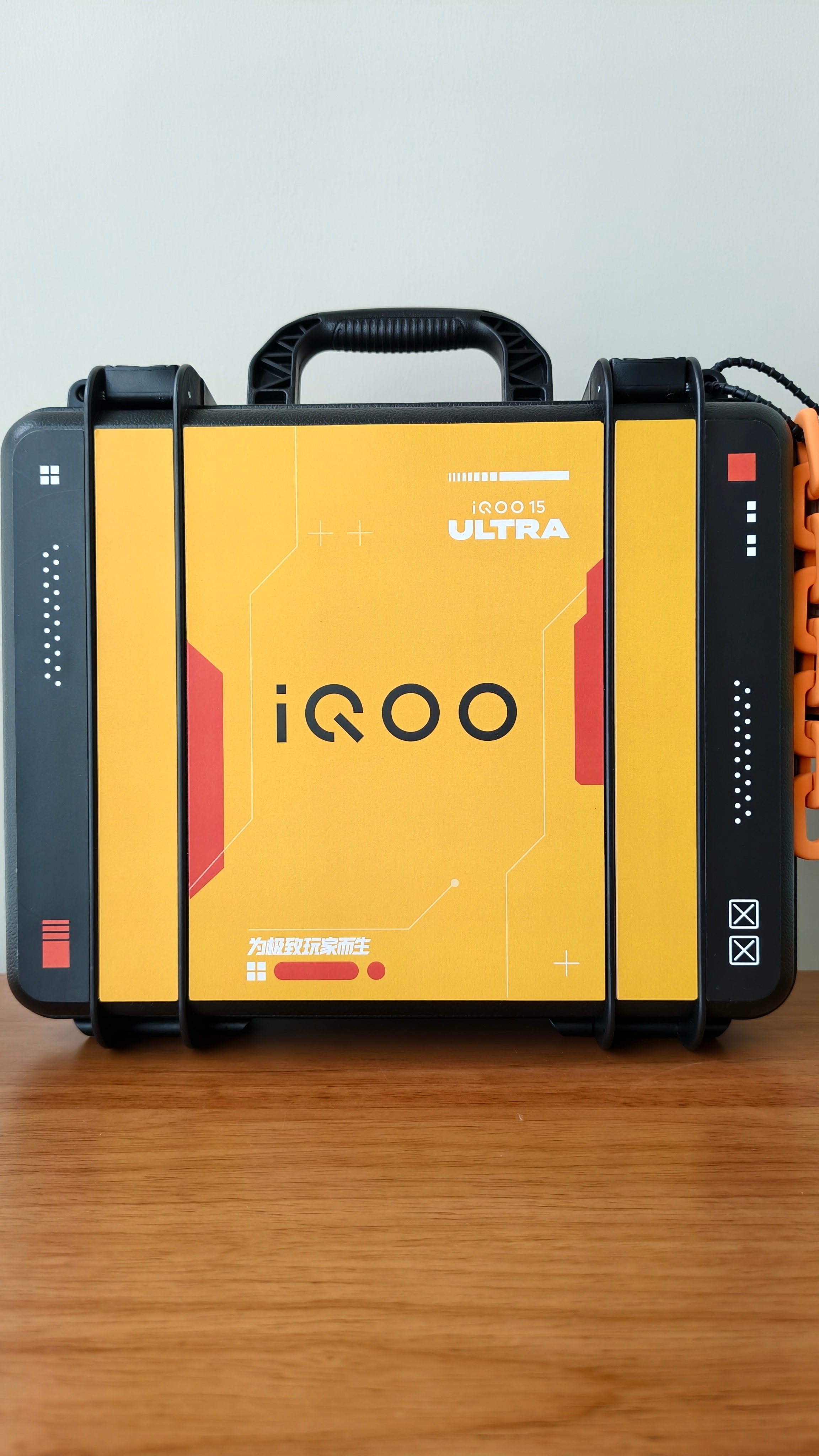 收到了iQOO 15 Ultra的邀请函，三脚架、补光灯、麦克风，专业设备已经配