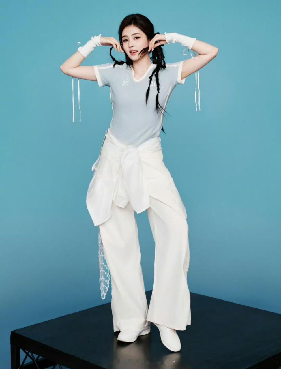 白鹿白鹿彩色多巴胺大片 白鹿彩色多巴胺大片，鬼马精灵发型搭配青春时尚的运动风穿搭