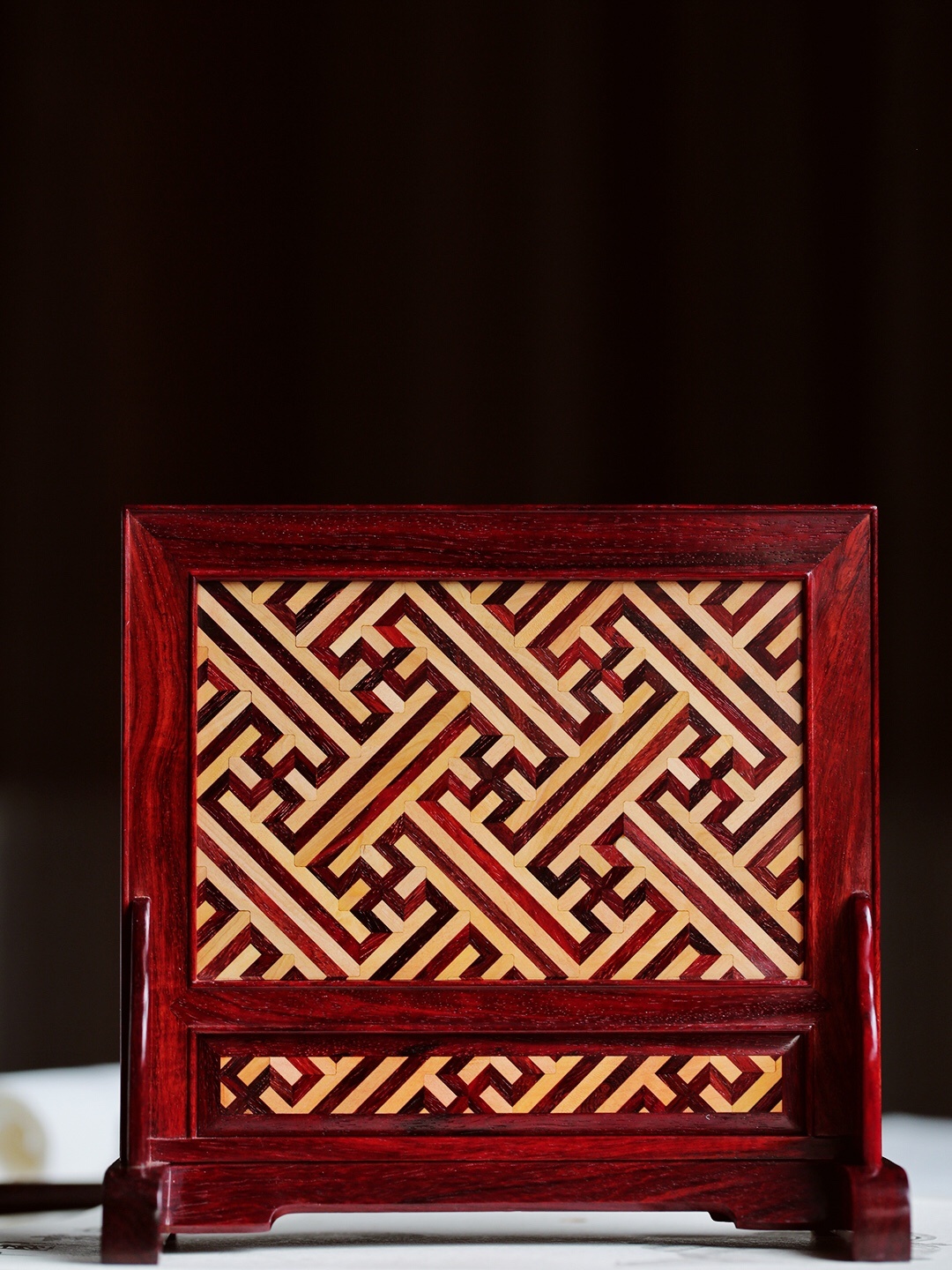 『万字锦地纹 砚屏』小叶紫檀+黄杨木，榫卯镶嵌工艺，严丝合缝，寓意万福不断，富贵