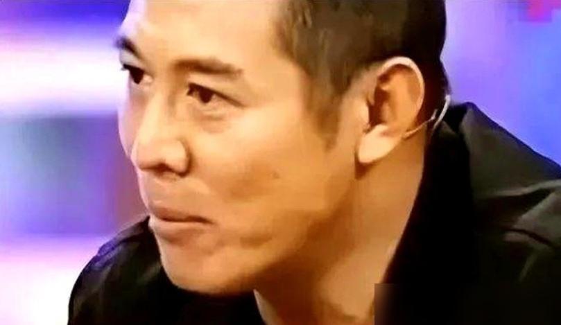 2007年，鲁豫在节目当中追问李连杰：“你爷爷是谁？”没成想李连杰停顿一会儿反问