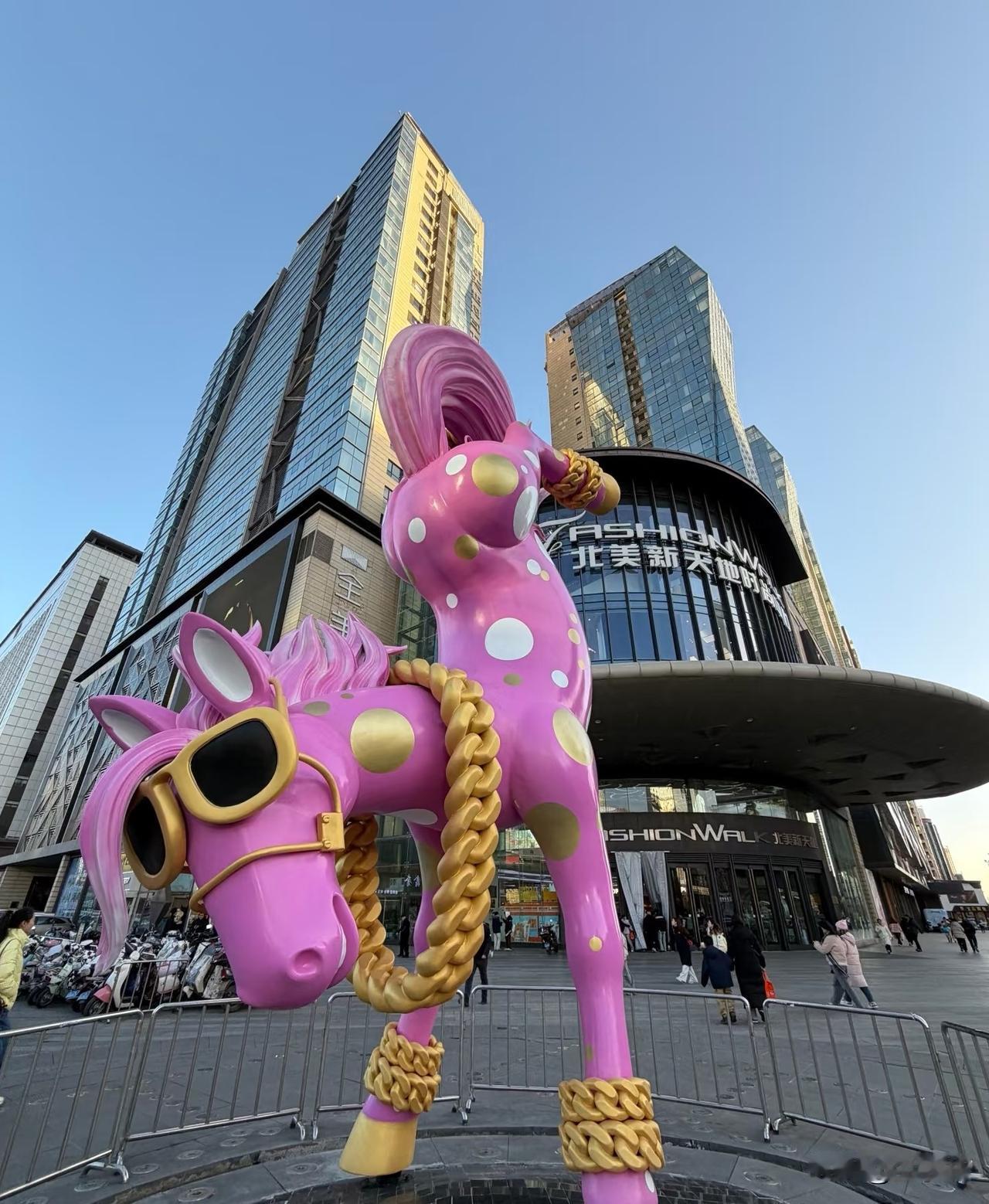 “头逆马”被连夜拆除，
给所有商场老板提了个醒，
你可以盖雕塑，但一定要注意当地