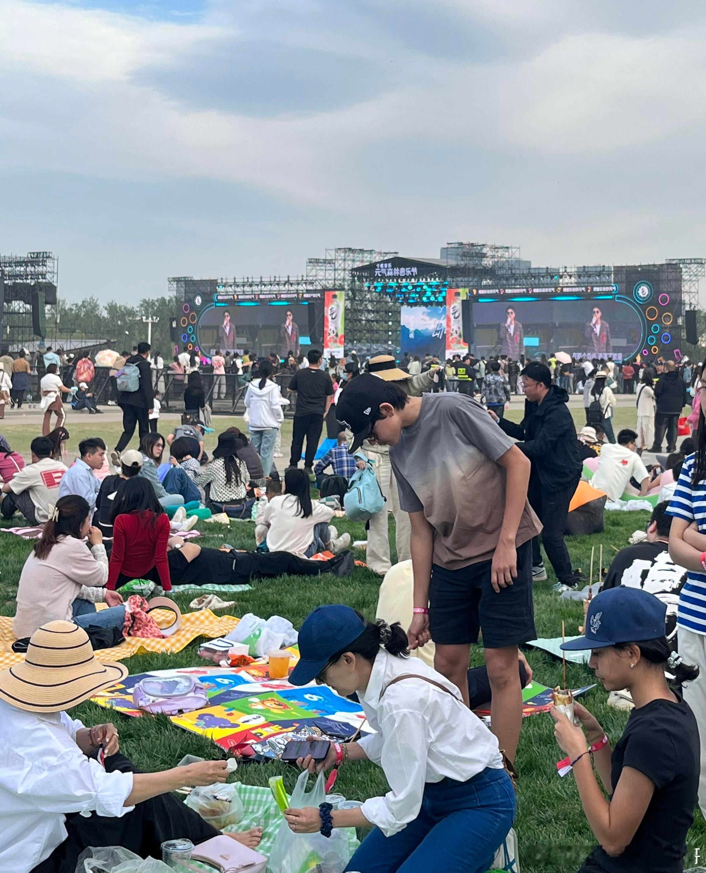 诺一霓娜看音乐节音乐节偶遇诺一霓娜 音乐节偶遇刘烨老婆和一双儿女，14岁诺一长高