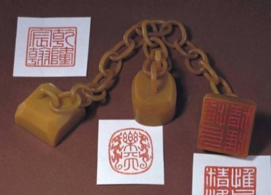 1950年，正在接受改造的溥仪听说中国要出兵援助朝鲜，突然找到看守，撕开自己的棉