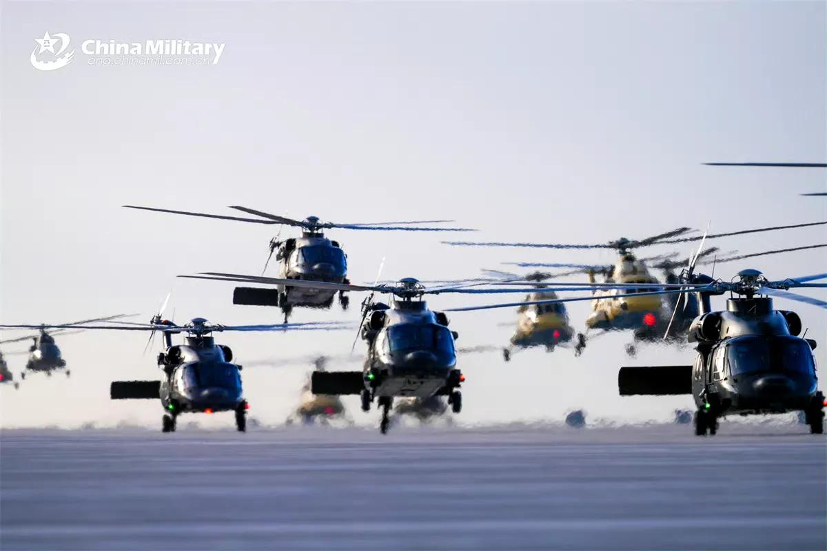 中国陆航的直20通用直升机和米-17/171运输直升机编队，气势磅礴。
国产直2