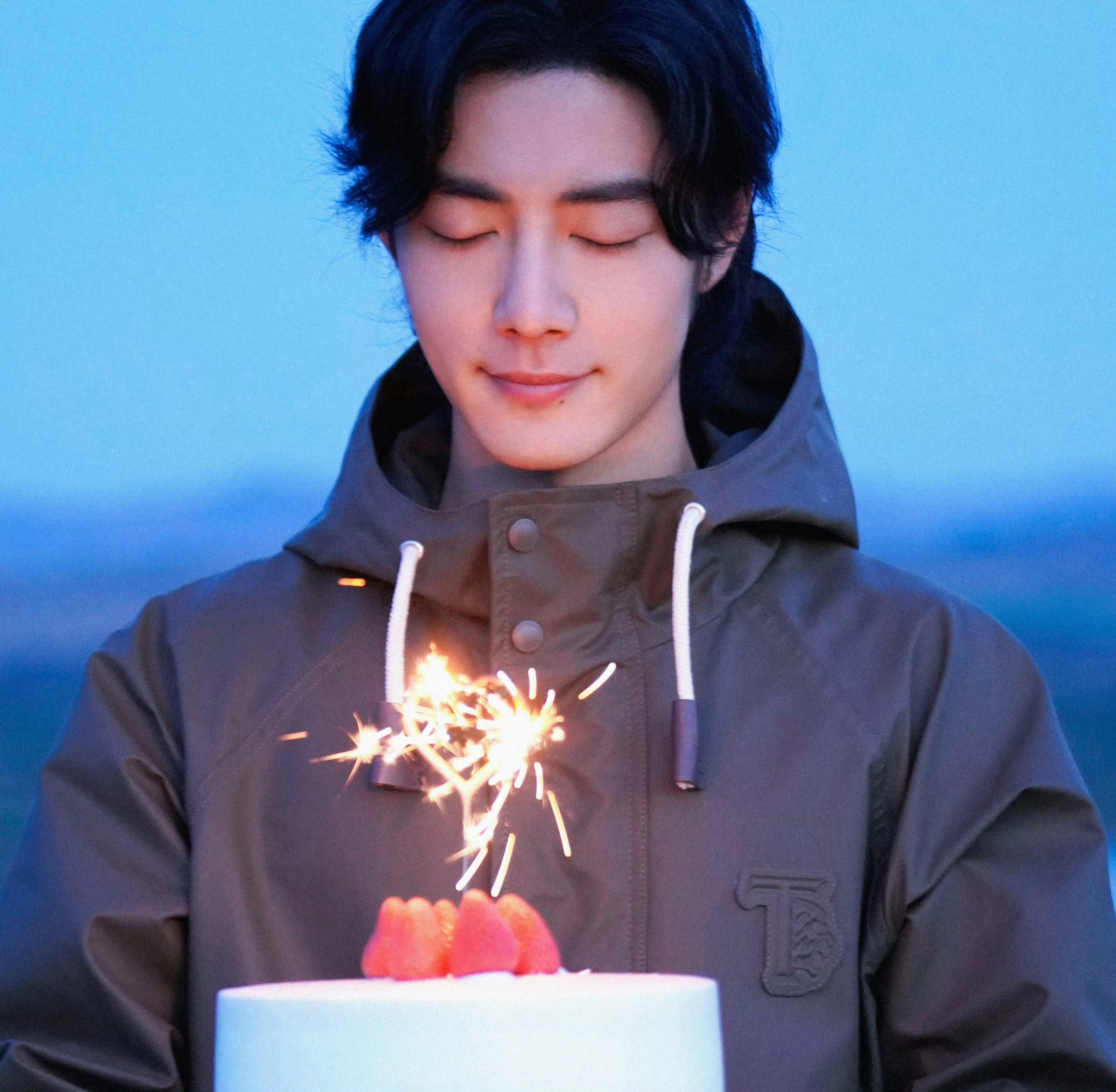兔子队长生日快乐！！㊗️肖战永远健健康康，顺顺利利！！[抱一抱]🙏 ​​​