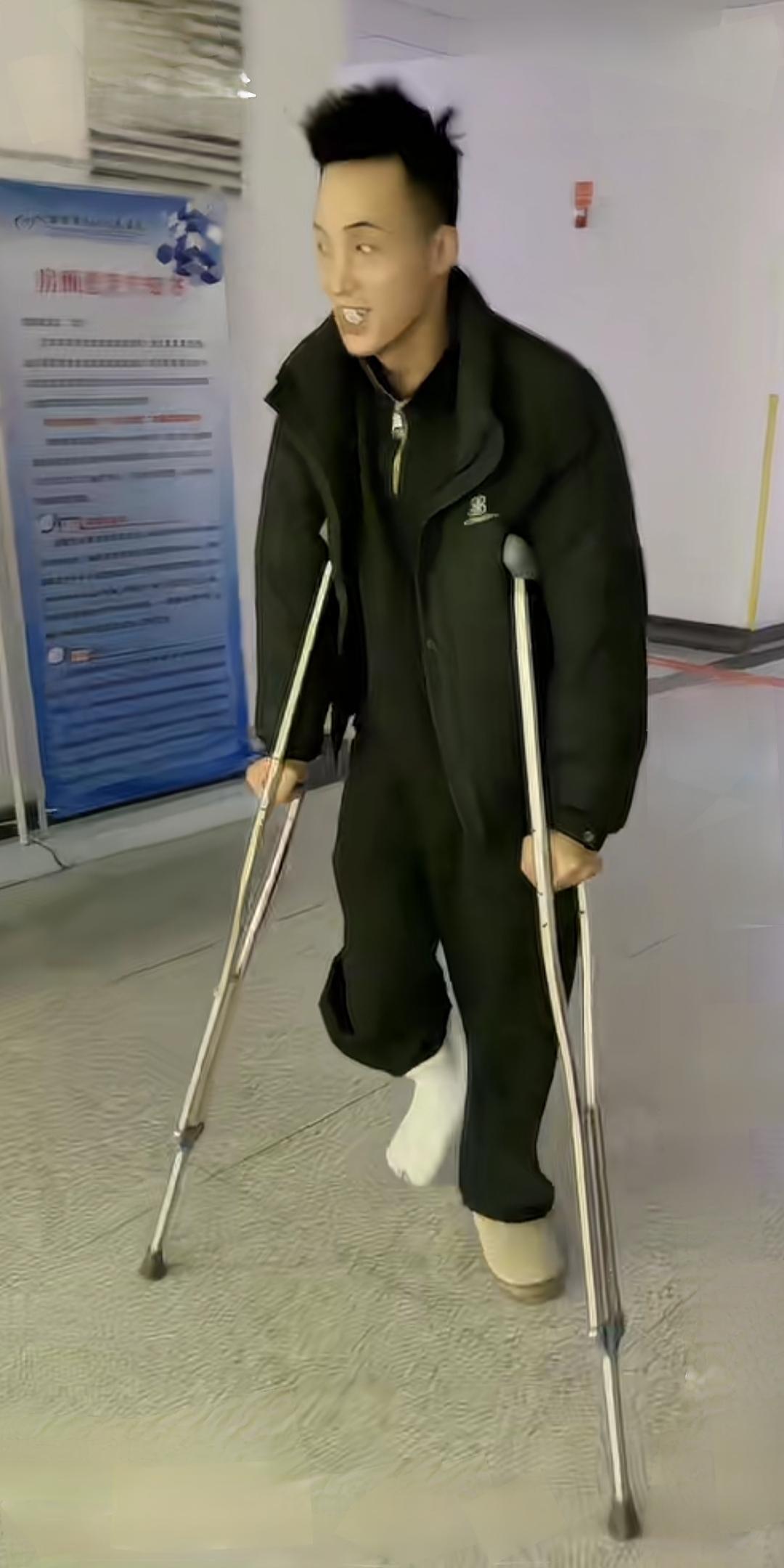 已经是雷打不动的台柱子了，还在后台一个人默默练翻跟头，结果把自己练到受伤，不得不