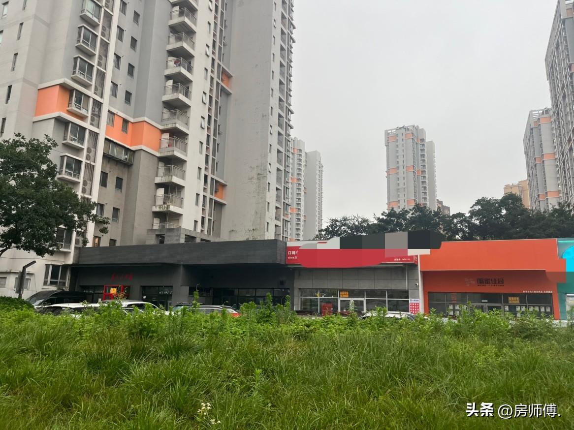 现在的商业逻辑，确实让人摸不着头脑。

就拿浮山后北村板块来说，小区扎堆，人气十