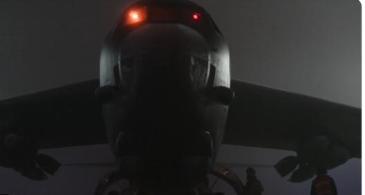 【五角大楼发布了一段战略轰炸机的视频，并表示不会有公平的战斗。】 “当B-52轰