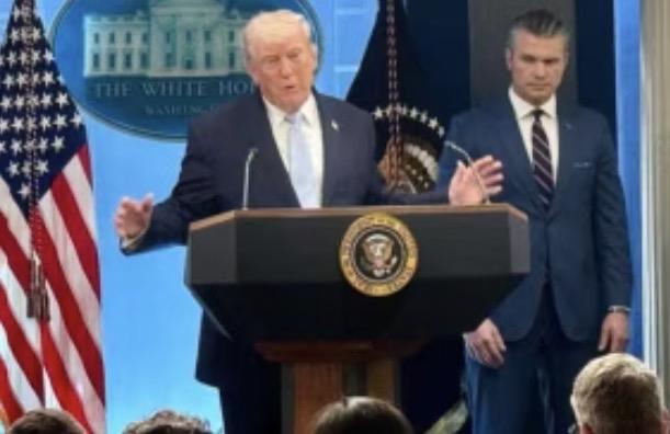 懂王在今天的记者招待会上宣布要调查泄密媒体。
       在营救飞机驾驶员的过