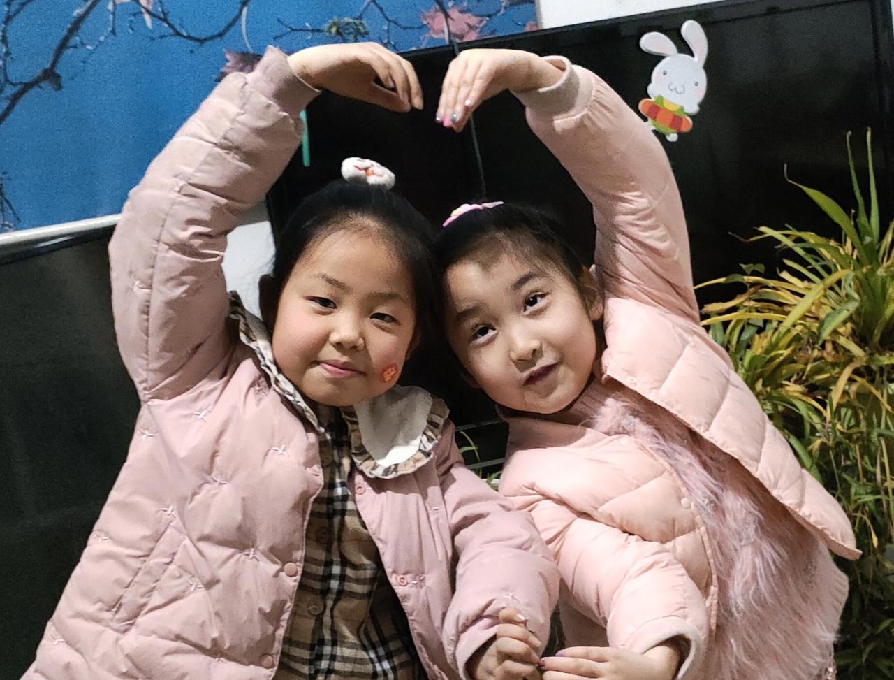 姐妹俩的温馨时刻👧👧💕