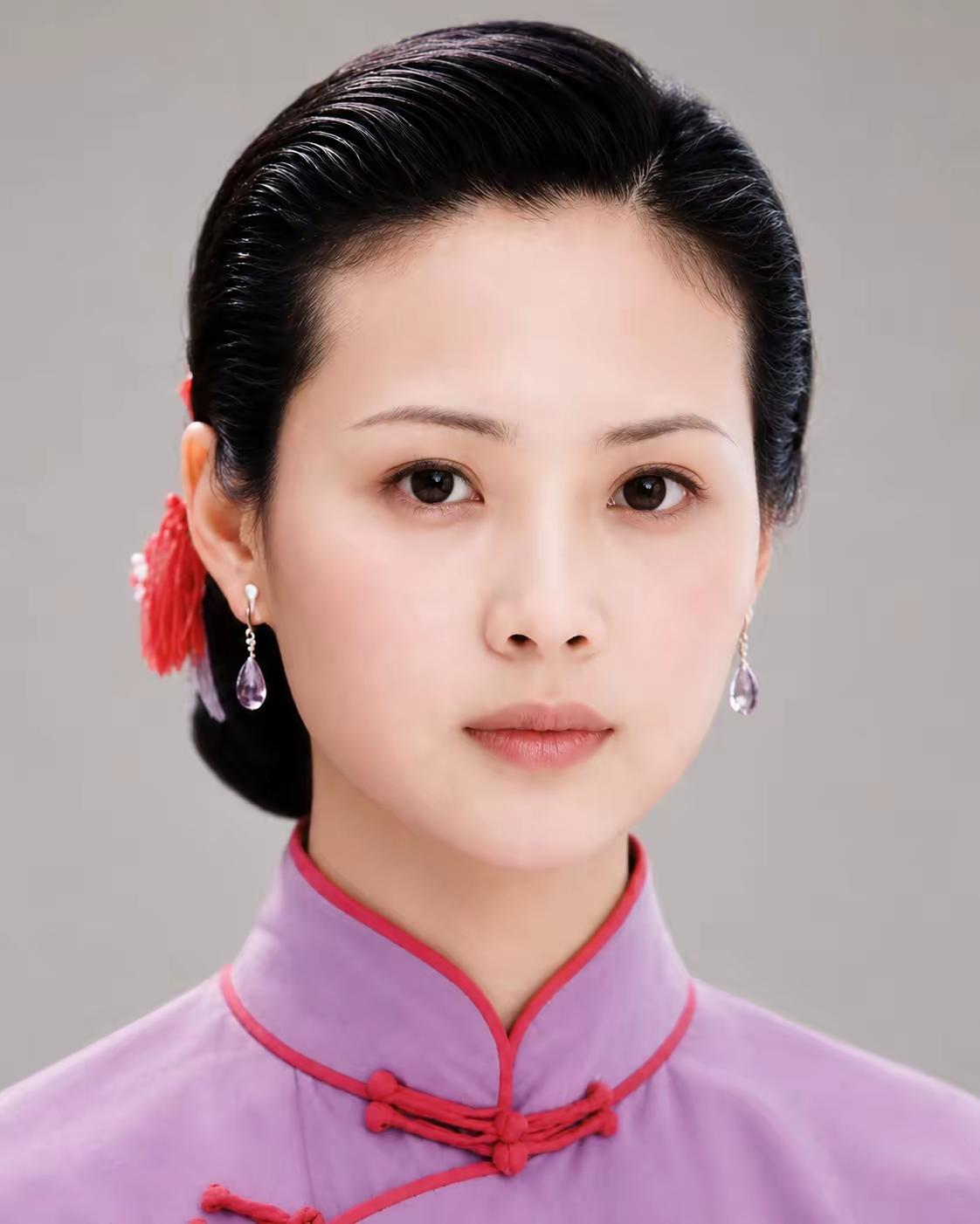 这是谁呀？这还是我们最喜欢的如萍吗？如萍的颜值真的是太高了，从年轻到现在一直都是