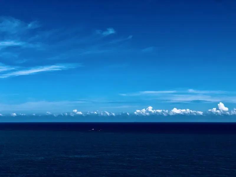 出上：山水相依美如画，
对下：海天对接阳映洋。