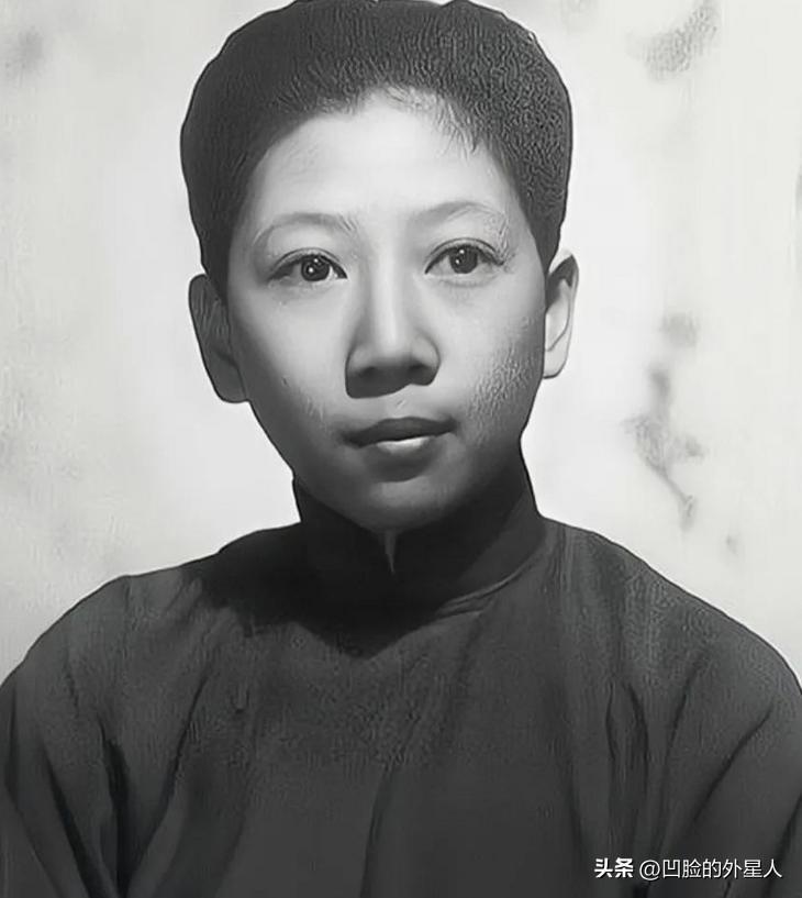 1946年，孔令俊换上女装逛街，却被龙云的儿子调戏，她大怒，就拔枪而射，龙云的儿