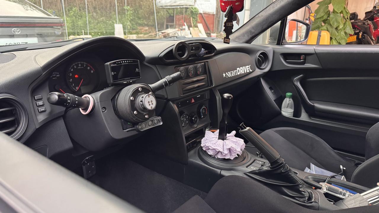 色彩鲜艳的东西，我是很爱看的
无厘头的改装，也挺增添生活情调的
我喜欢这种比较废