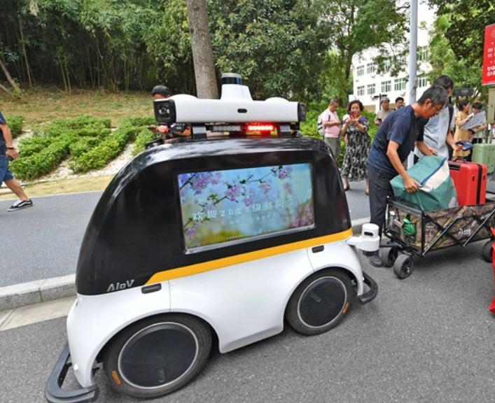 【南航新生报到无人驾驶车帮运行李】
据江苏新闻报道，在南京航空航天大学新生报到处