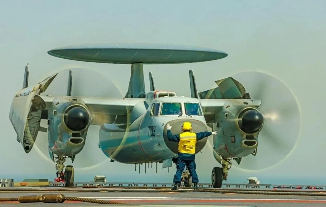 新成员！“新型舰载机”参与了福建舰“伴飞侦察”任务

4月22日，渤海某片海域，