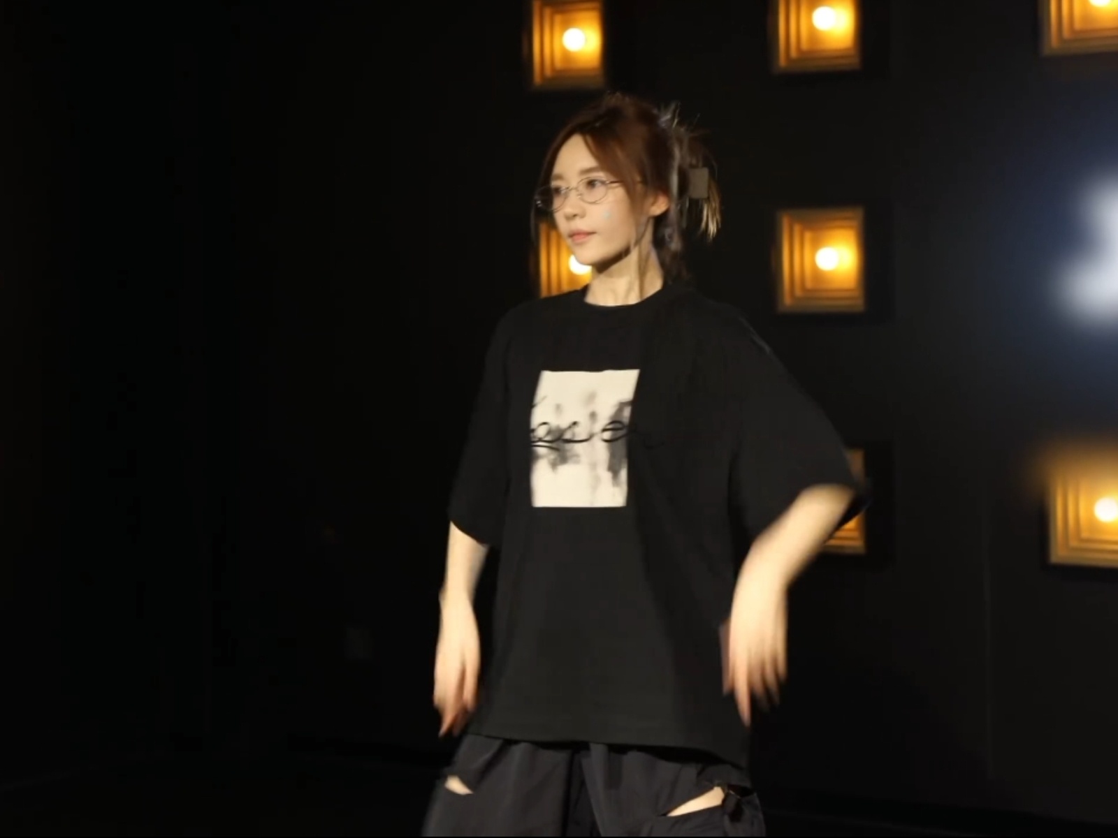 这俩是一个人吗，我看着不像[老师爱你] ​​​