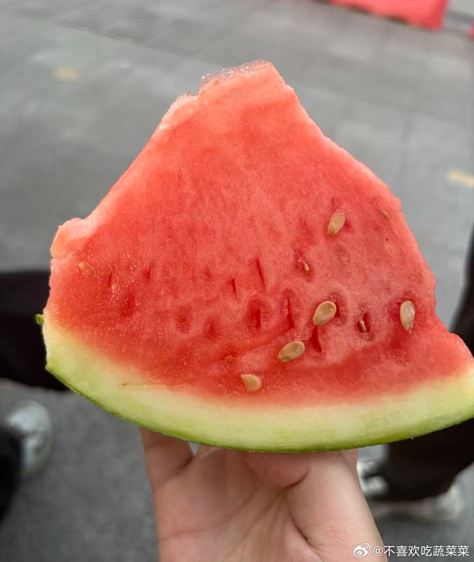 tg 今天张函瑞家粉丝给接下班的rzn准备了西瓜吃！好有爱的粉圈！好想哭
