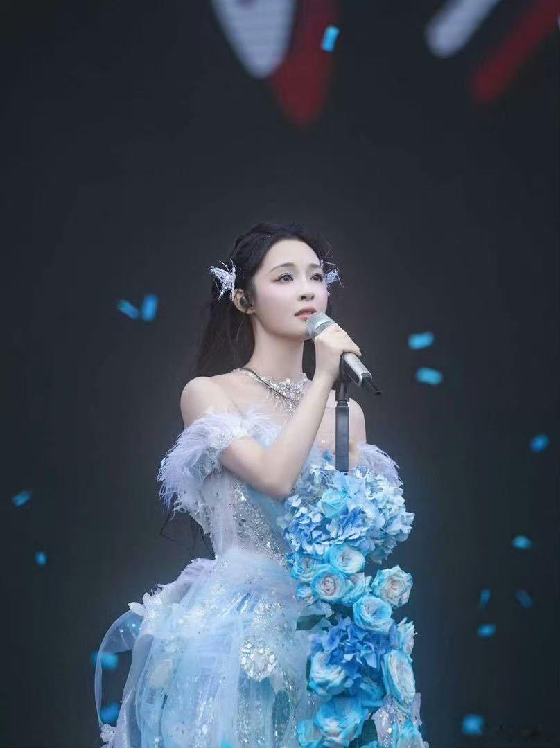 李莎旻子直播有效求职海上生明月音乐节结束海上生明月海边演出，李莎旻子没有停下脚步
