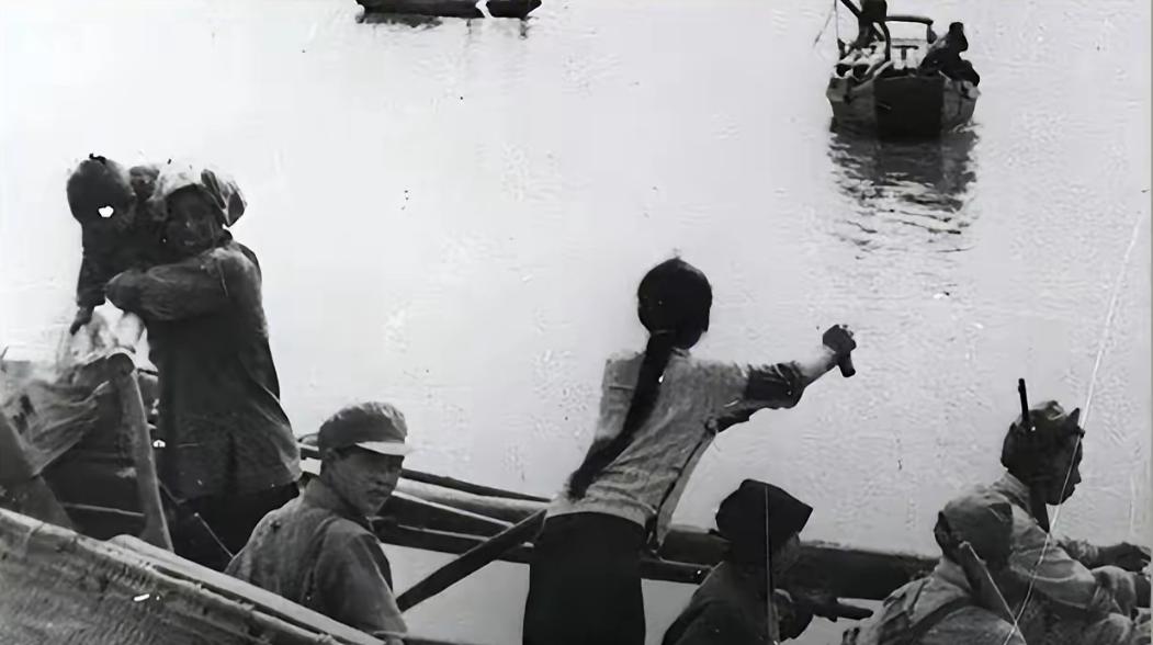 1949年，19岁的姑娘颜红英，摇着小木船运送24名解放军战士横渡长江。激战中，