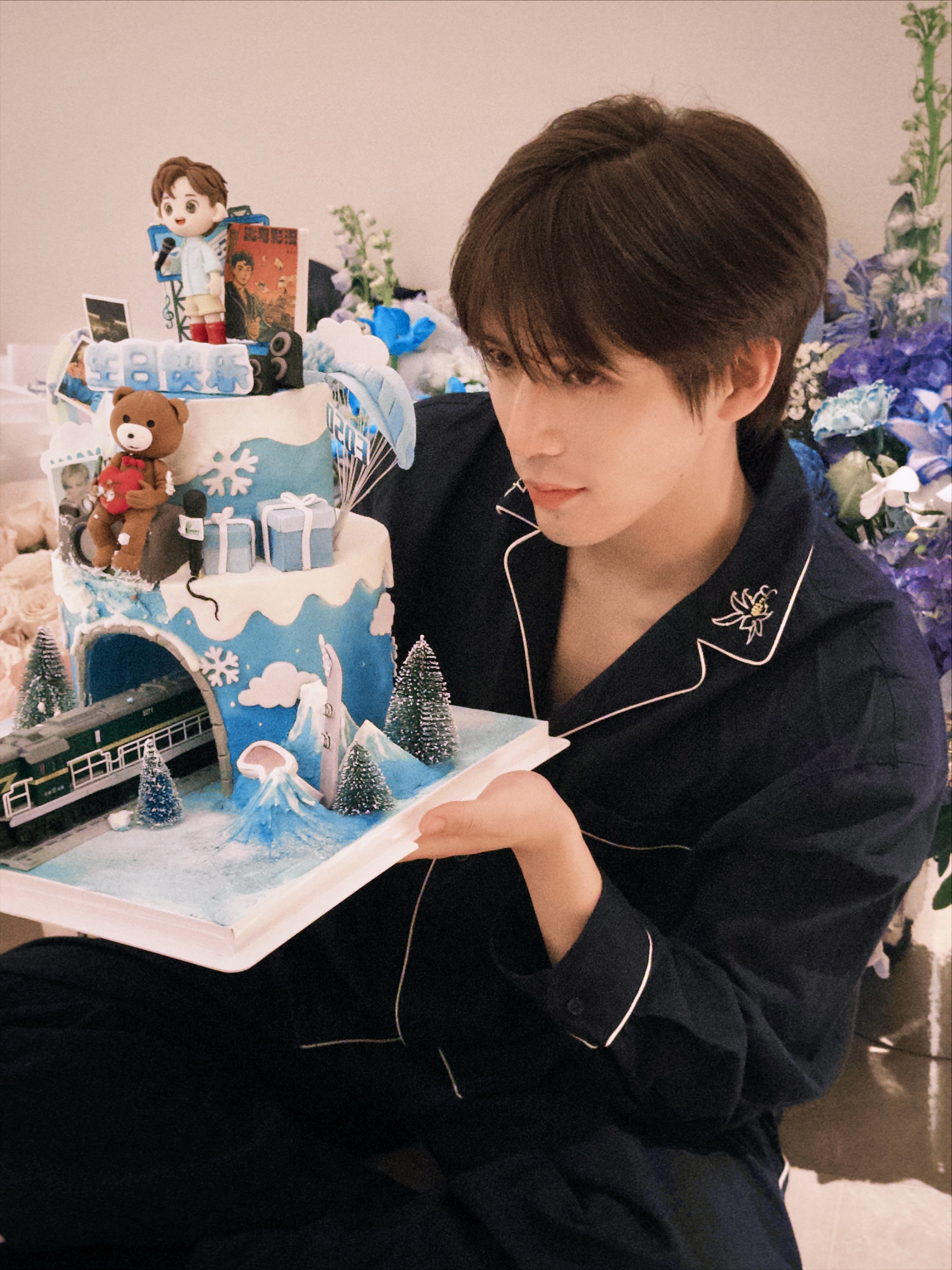 看到28岁的小丸被所有幸福浇灌只想说，安宇这一路走来你值得所有的爱！蛋糕很漂亮也