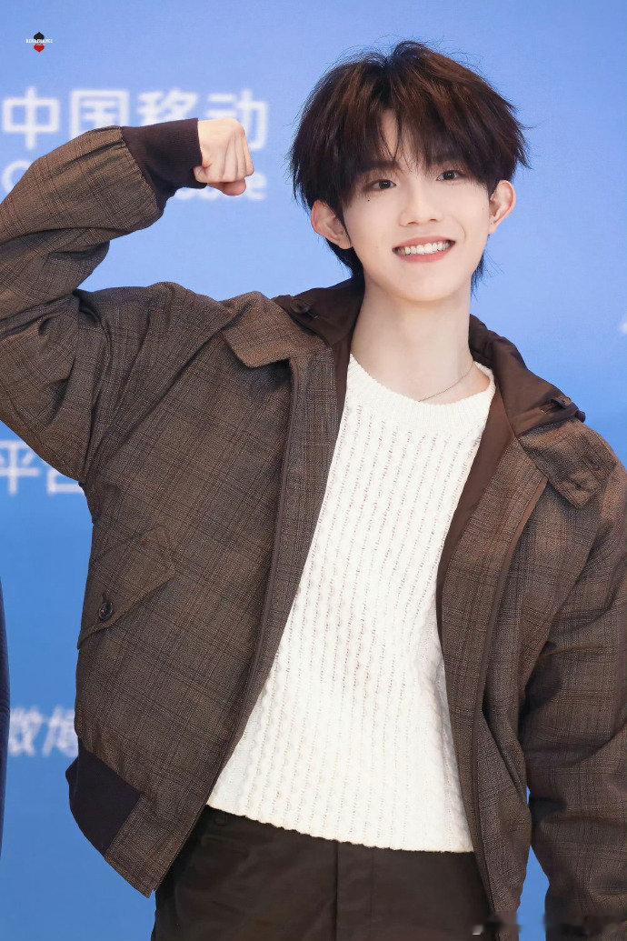 苏新皓红毯像是在发光苏新皓甜得我好心动苏新皓红毯发光就算了，还对着镜头放甜招，括