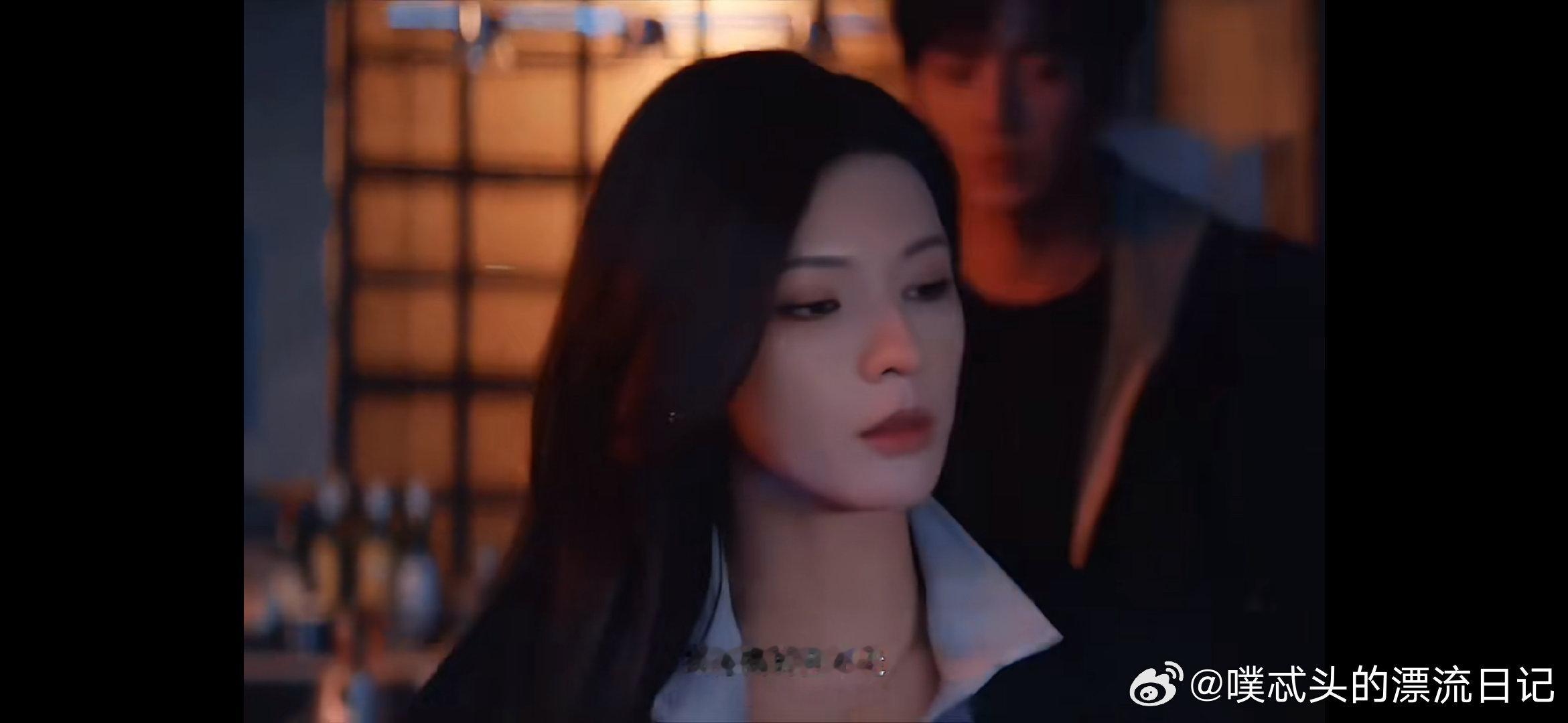 李靳屿快被醋腌入味了 嘴上说着“你忙你的”，挂了电话就开始患得患失，这醋吃的够隐