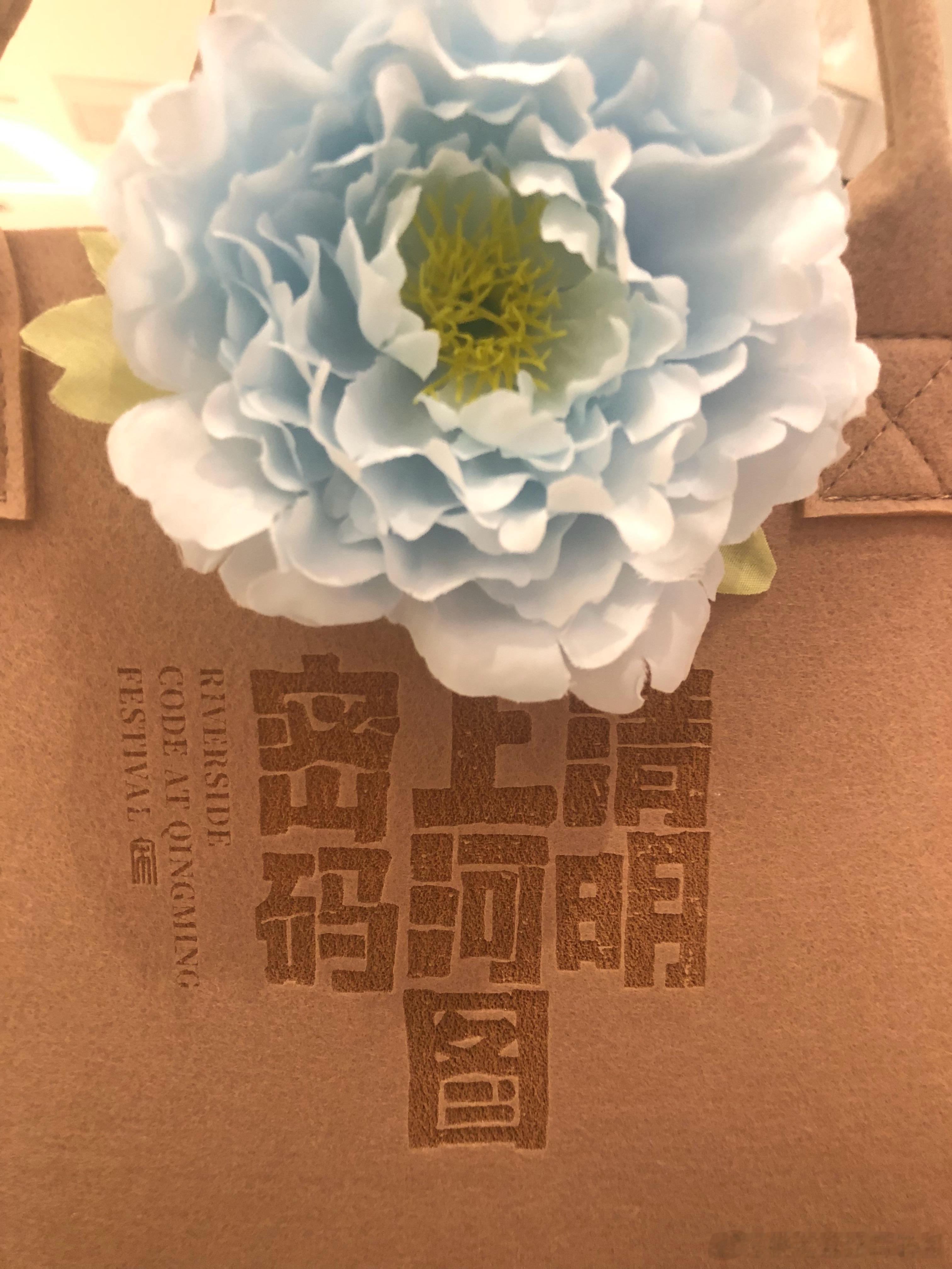 这伴手礼也很用心诶，有书有吃的[抱一抱] 